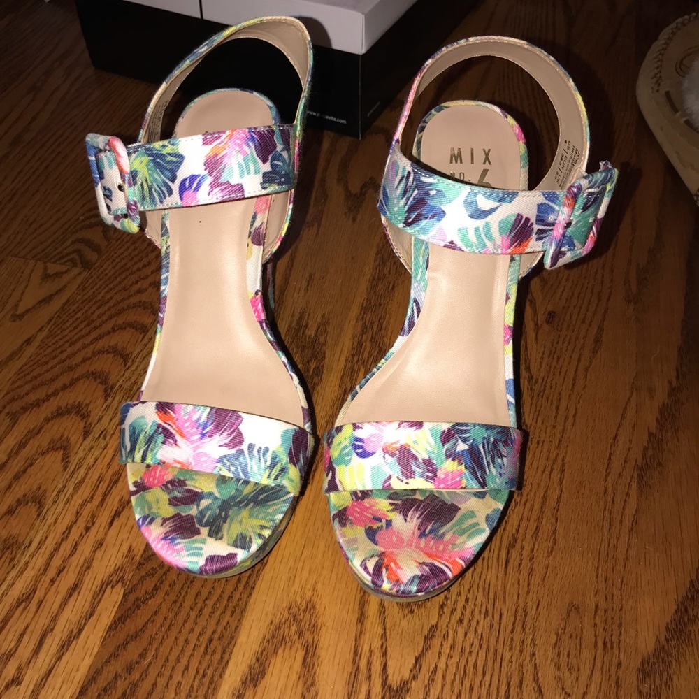 🌺ADORABLE FLORAL WEDGES🌺